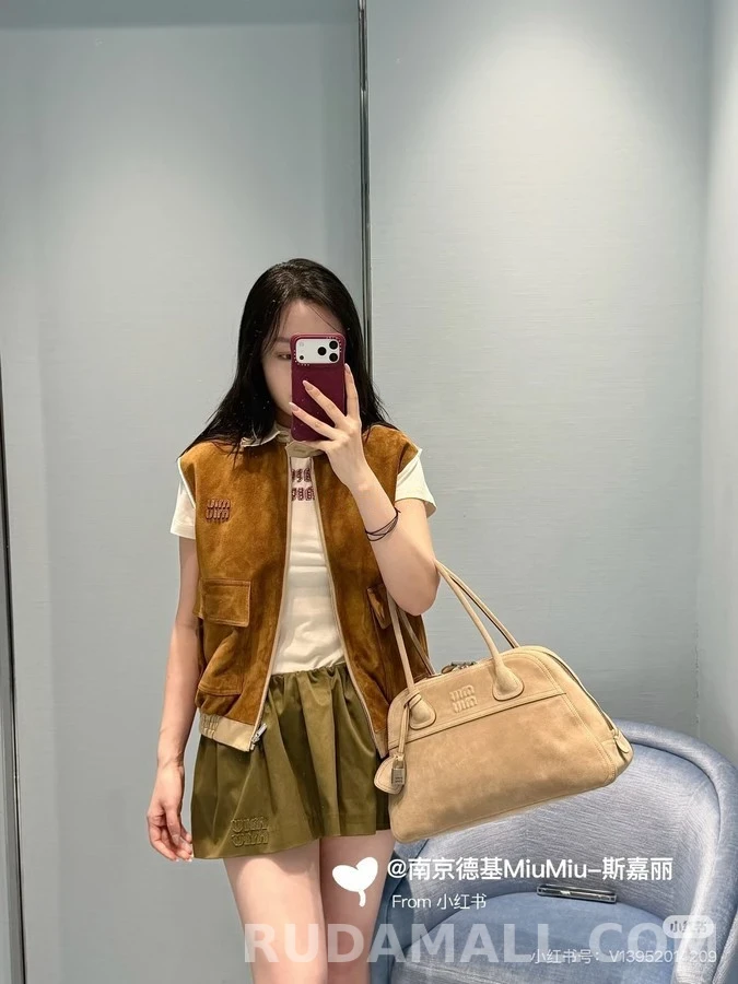 미우미우 미우미우 배색 카라 레터링 스웨이드 슬리브리스 상세 이미지