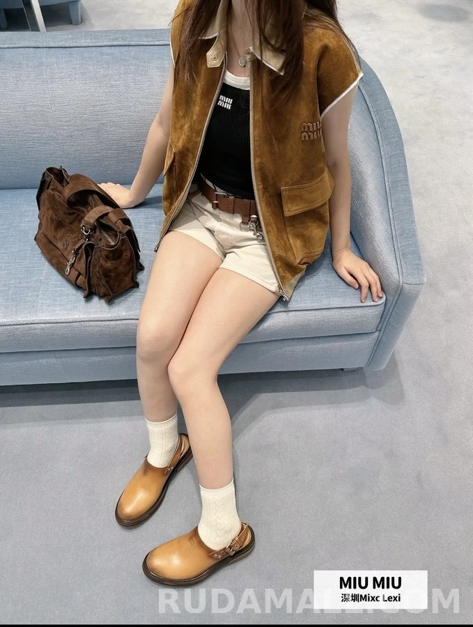 미우미우 미우미우 배색 카라 레터링 스웨이드 슬리브리스 상세 이미지